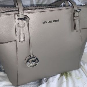 MICHAEL KORS  Large pearl grey jet set